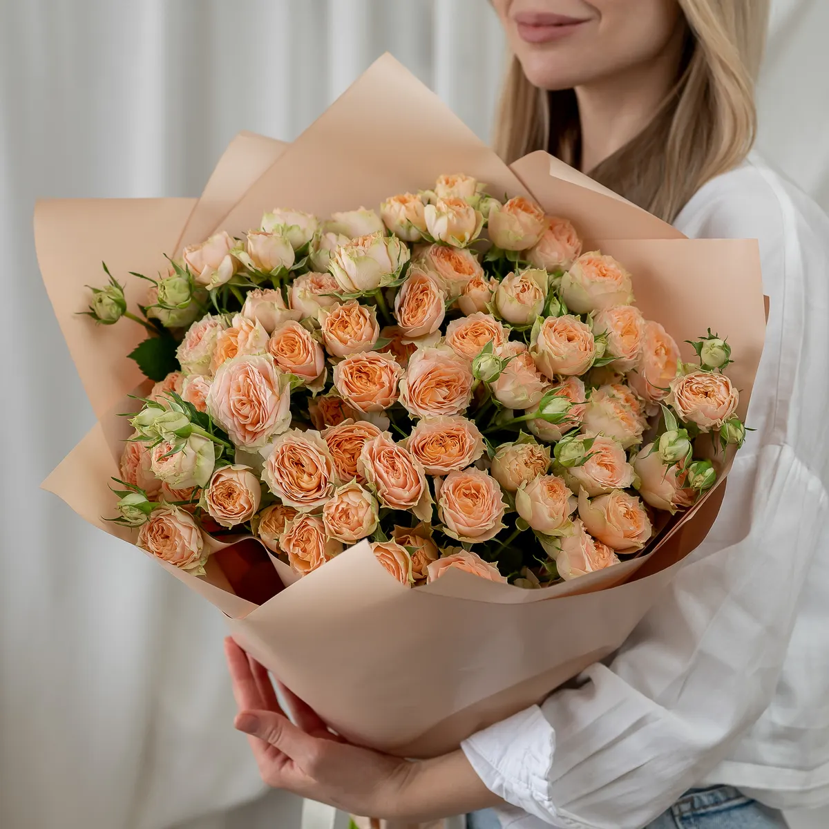 Кустовая бежевая роза 15 шт (кения), ракурс 1 из 7