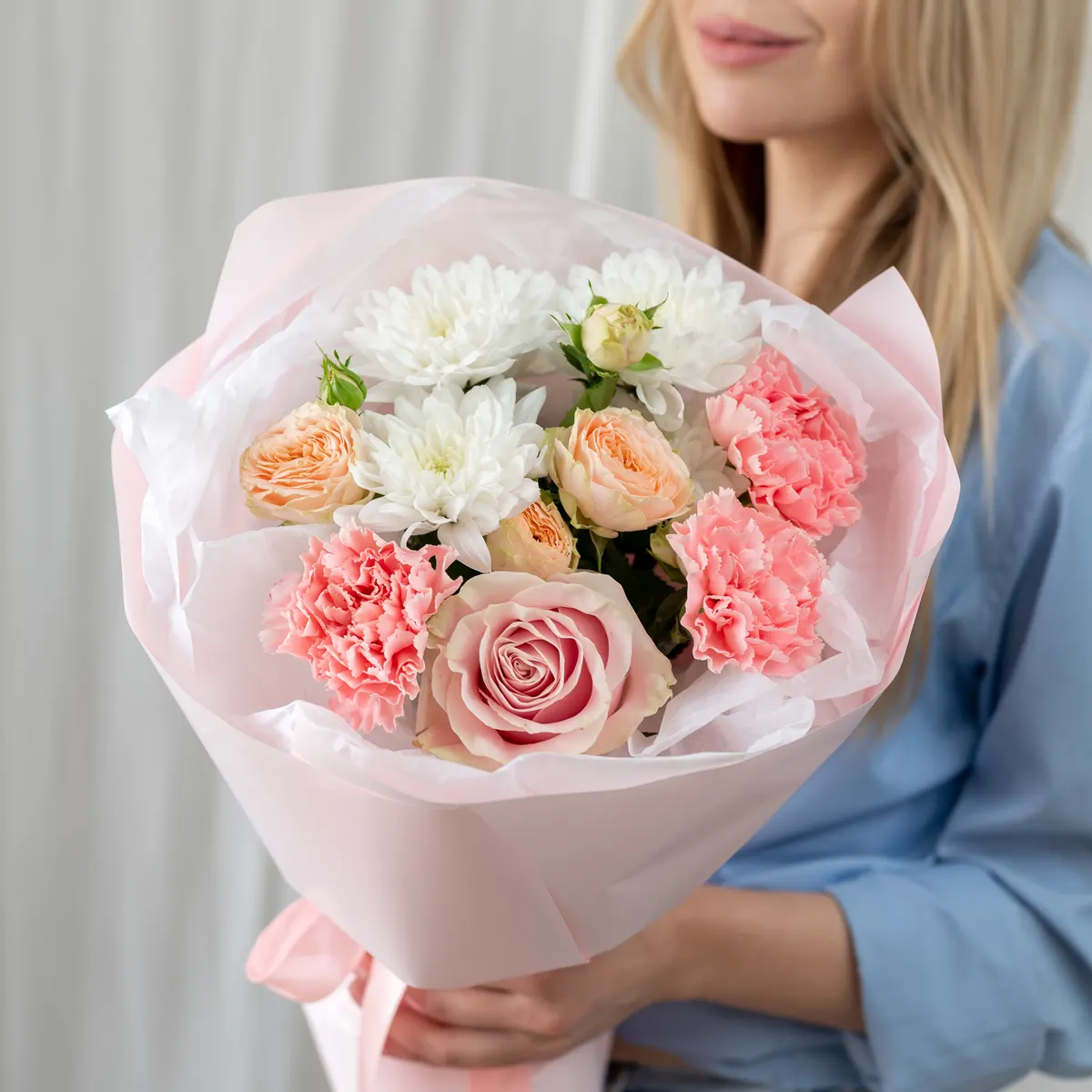Сборный букет: 3 диант, 1 куст роза, 1 роза мондиаль, ракурс 1 из 7