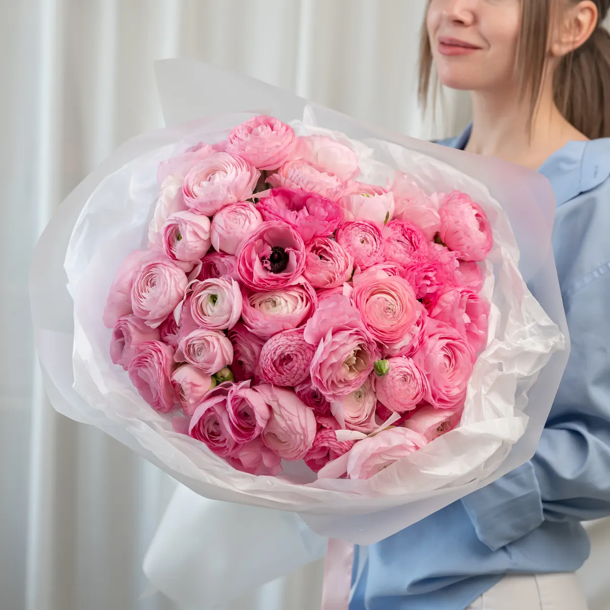 51 ранункулюсов в упаковке, ракурс 1 из 7