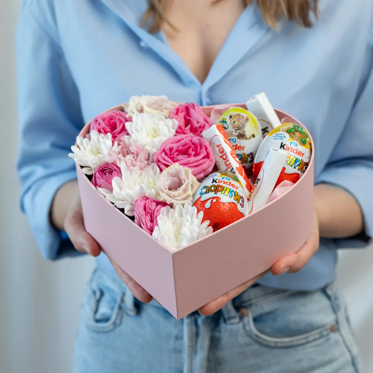 Сердце: кустовая роза, хризантема, эустома + киндеры, ракурс 1 из 7