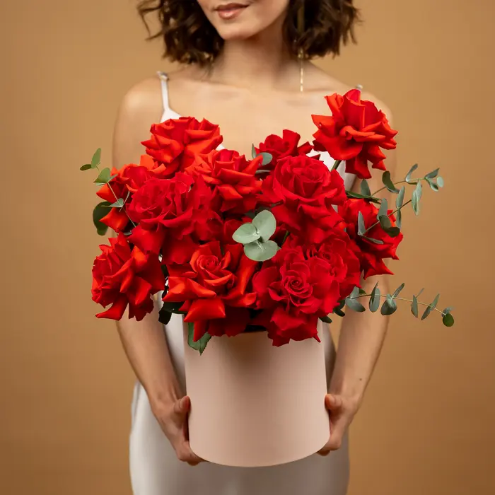 15 французских роз сорт нина в шляпной коробке размер М, съёмка 30 октября 2025
