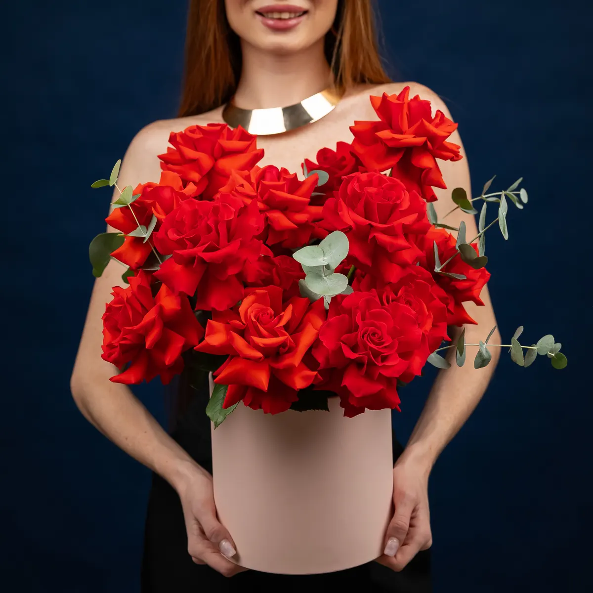 15 французских роз сорт нина в шляпной коробке размер M, ракурс 1 из 7
